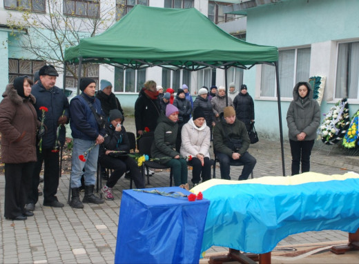 Шосткинці попрощалися із захисником Вячеславом Косінцовим фото