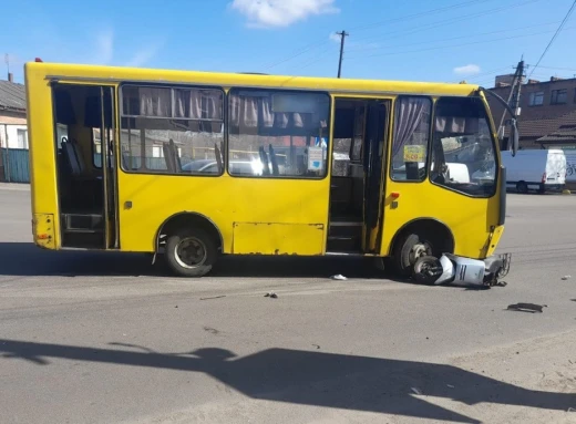 У Конотопі скутерист постраждав у ДТП з автобусом фото