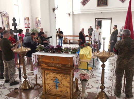 У Конотопі попрощалися із загиблим захисником Миколою Таняном фото У Конотопі попрощалися із загиблим захисником Миколою Таняном фото