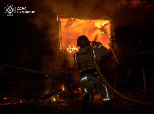 Рятувальники ліквідували наслідки атаки дронів на Суми фото