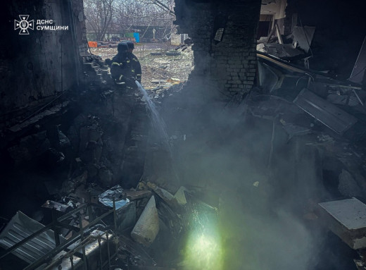 У Шосткинській громаді рятувальники ліквідували пожежу після атаки безпілотників фото