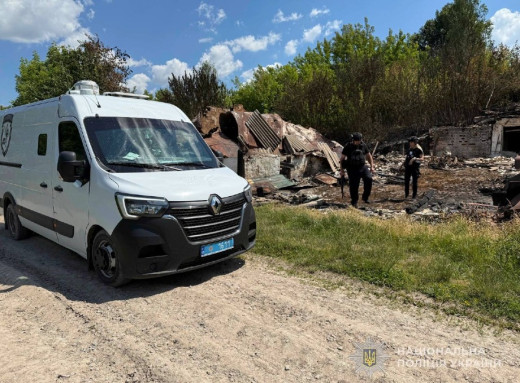 На Сумщині поліцейські евакуювали чоловіка, який вижив після ворожого влучання у будинок фото На Сумщині поліцейські евакуювали чоловіка, який вижив після ворожого влучання у будинок фото