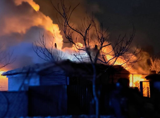 Через влучання ворожого дрона у Конотопі спалахнула масштабна пожежа фото