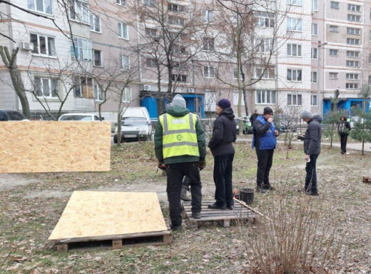 У Сумах на місці удару по багатоповерхівці тривають відновлювальні роботи фото
