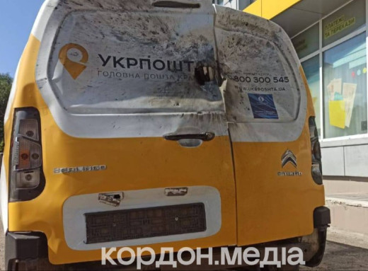 На Сумщині російський дрон атакував автомобіль «Укрпошти» фото На Сумщині російський дрон атакував автомобіль «Укрпошти» фото