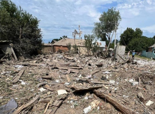 Удар КАБом по Сумській громаді: двоє загиблих, зруйновані будинки фото Удар КАБом по Сумській громаді: двоє загиблих, зруйновані будинки фото