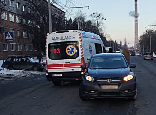 У Сумах на вулиці Сумської тероборони автомобіль збив жінку на пішохідному переході фото