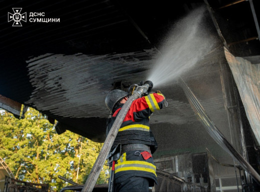 Рятувальники ліквідували пожежу на атакованій росіянами АЗС у Сумах фото
