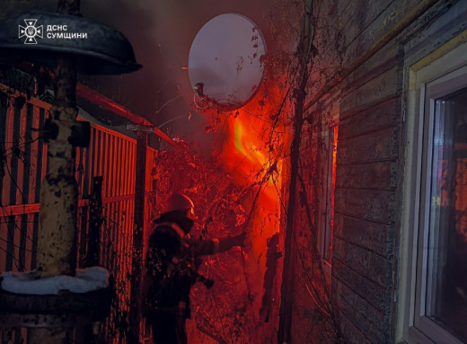 Пожежі на Сумщині: в Охтирці під час займання будинку постраждав літній чоловік фото