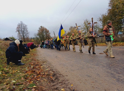 На Глухівщині провели в останню путь захисника Андрія Білого фото