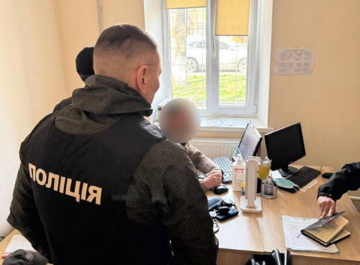 На Сумщині лікар за долари "допомагав" ухилятися від мобілізації фото На Сумщині лікар за долари "допомагав" ухилятися від мобілізації фото
