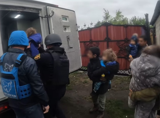 Рятувальники евакуювали з Білопілля дітей, чиї матері постраждали під час вчорашньої атаки на автобус фото Рятувальники евакуювали з Білопілля дітей, чиї матері постраждали під час вчорашньої атаки на автобус фото