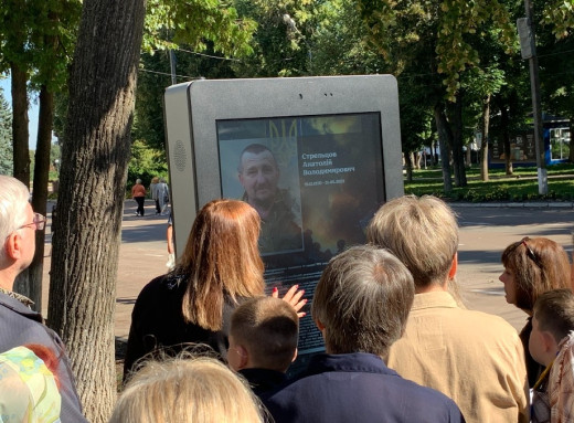 У Глухові біля Дошки Пам’яті встановили сенсорний стенд з історіями полеглих Героїв фото У Глухові біля Дошки Пам’яті встановили сенсорний стенд з історіями полеглих Героїв фото