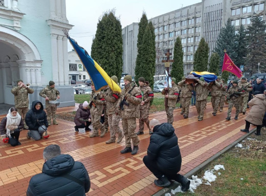 У Сумах провели в останню путь загиблого захисника Ігоря Семоненка фото