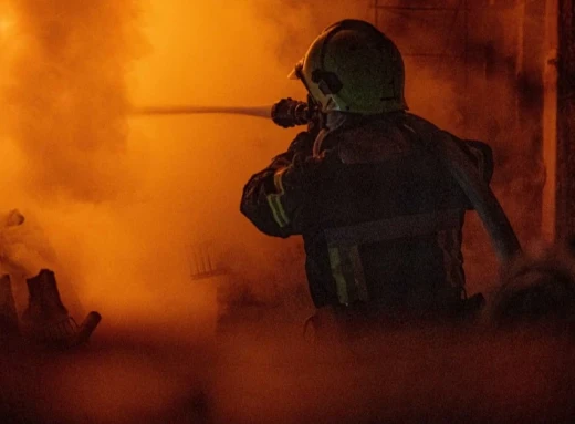 У Сумах сталася масштабна пожежа в приватному секторі фото