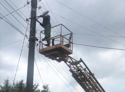 На кількох вулицях Сум оновили освітлення та усунули пошкодження після обстрілу фото На кількох вулицях Сум оновили освітлення та усунули пошкодження після обстрілу фото