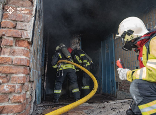 У Сумах сталася пожежа в підвалі житлового будинку фото У Сумах сталася пожежа в підвалі житлового будинку фото