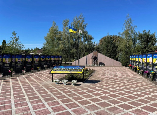 У Тростянці встановили стенд на Алеї Героїв на честь визволителів міста фото У Тростянці встановили стенд на Алеї Героїв на честь визволителів міста фото