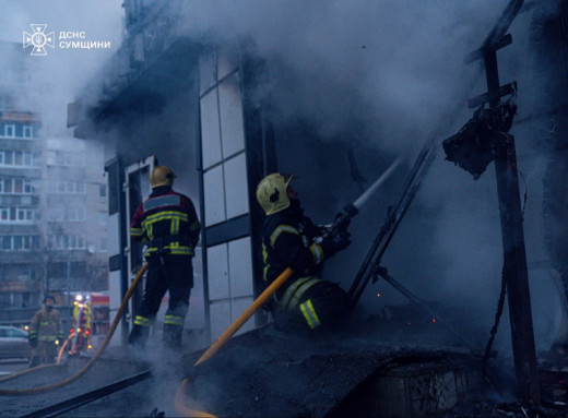 Споруда в Сумах, яка постраждала від ворожого удару рік тому, знову горіла фото