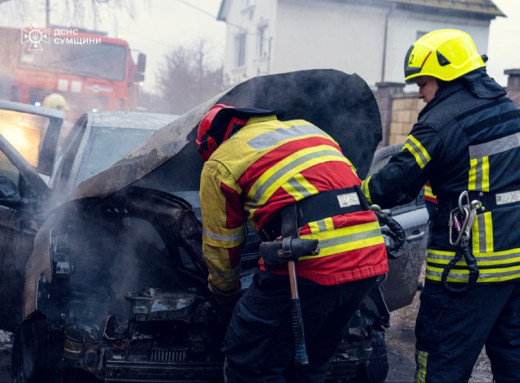 Сумські рятувальники ліквідували пожежу легковика (відео) фото