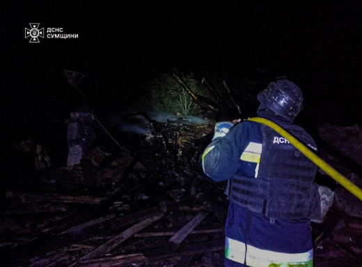 У Краснопільській громаді ліквідували пожежу після нічної ворожої атаки фото У Краснопільській громаді ліквідували пожежу після нічної ворожої атаки фото