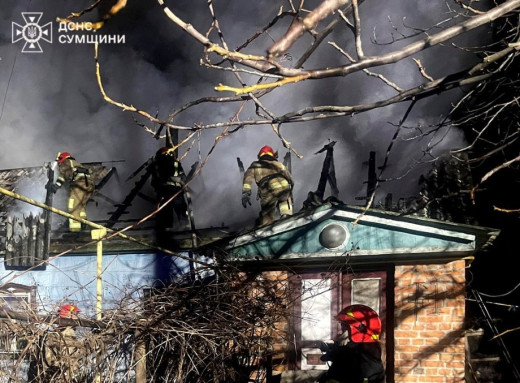 У Ромнах вогнеборці врятували житловий будинок від пожежі фото