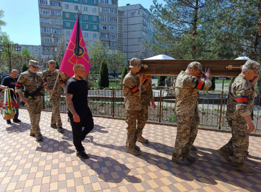 Сумська громада попрощалася із загиблими захисниками Валерієм Панченком та Артуром Федулєєвим фото Сумська громада попрощалася із загиблими захисниками Валерієм Панченком та Артуром Федулєєвим фото