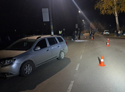 У Ромнах водій Renault не пропустив електровелосипед: постраждалого госпіталізували фото