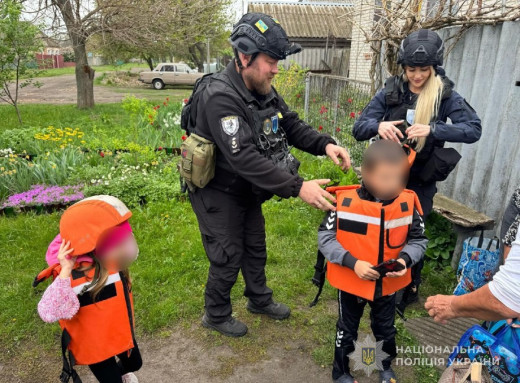 "Білі янголи" евакуювали з-під обстрілів дві родини з дітьми з Білопілля та Ворожби фото "Білі янголи" евакуювали з-під обстрілів дві родини з дітьми з Білопілля та Ворожби фото