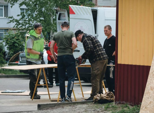 Ліквідація наслідків обстрілу в Сумах: у житлових будинках понівечено більше 200 вікон та балконів фото