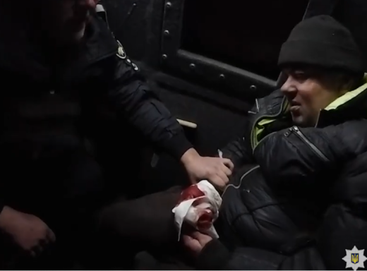 Атака дрона на цивільного: «Білі янголи» надали допомогу та вивезли пораненого чоловіка фото