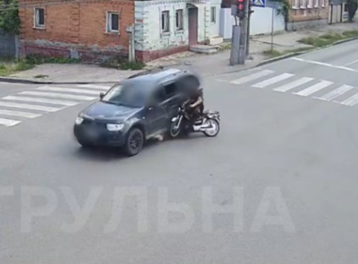 У Сумах мотоцикліст виїхав на червоний на перехрестя та потрапив у ДТП фото