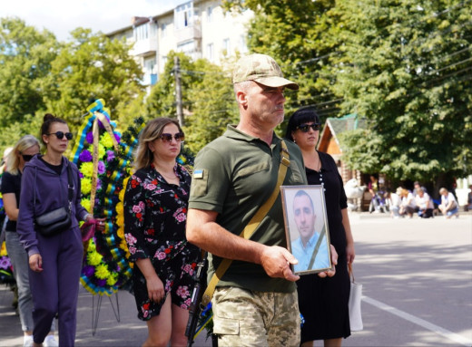 В Охтирці попрощалися з полеглим захисником Костянтином Комарицьким фото