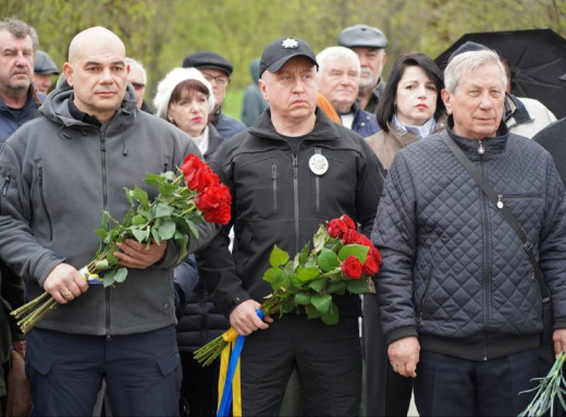 У Сумах вшанували пам’ять жертв та ліквідаторів аварії на Чорнобильській АЕС фото