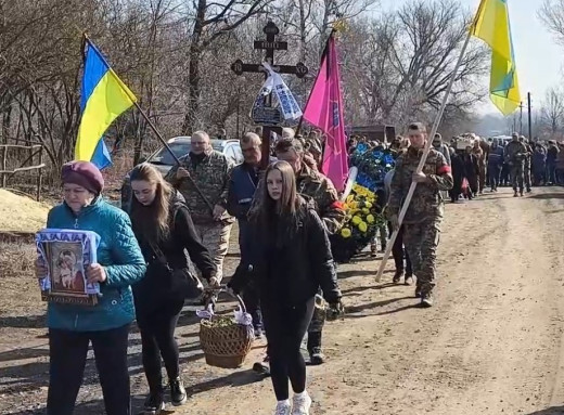 У Миколаївці попрощалися із захисником Владиславом Токаренком фото