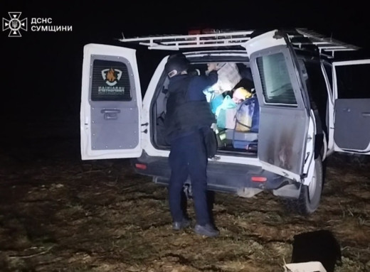 Рятувальники евакуювали родину із прикордонної громади на півночі Сумщини (відео) фото