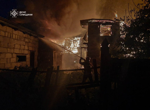 На Сумщині ліквідували масштабну пожежу, що охопила житловий будинок фото На Сумщині ліквідували масштабну пожежу, що охопила житловий будинок фото