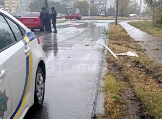 У Сумах автівка збила пенсіонера на тротуарі (відео) фото