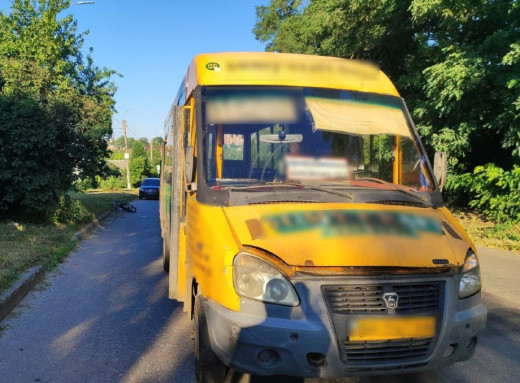 У Сумах маршрутка збила велосипедиста: постраждалого госпіталізували фото У Сумах маршрутка збила велосипедиста: постраждалого госпіталізували фото