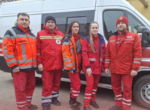 Медики «швидкої» та небайдужий сум’янин врятували чоловіка, у якого на вулиці зупинилося серце фото