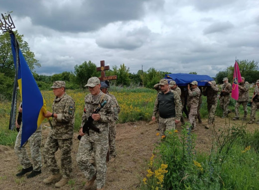 У Сумах попрощалися із захисником Андрієм Ляховим фото У Сумах попрощалися із захисником Андрієм Ляховим фото