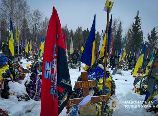 Наруга над могилою захисника в Сумах: поліція викрила зловмисника, який вкрав прапор з Алеї Слави фото