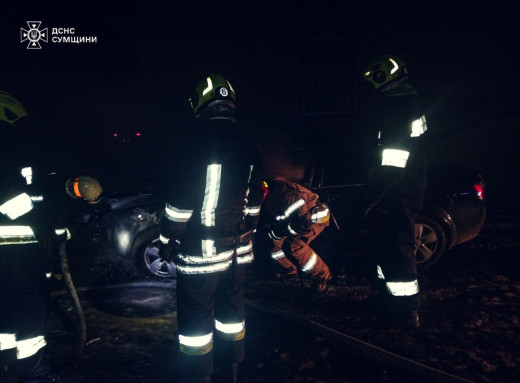 У Ромнах пожежники врятували автомобіль від повного знищення вогнем фото