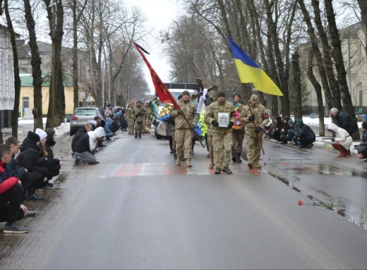 У Лебедині провели в останню путь солдата Сергія Чечеля фото