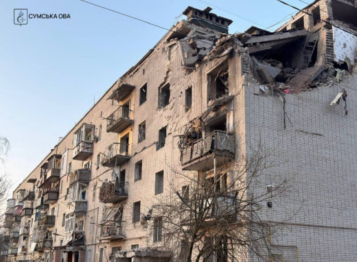 Ворог вдарив керованою авіабомбою по багатоповерхівці у Шосткинській громаді фото