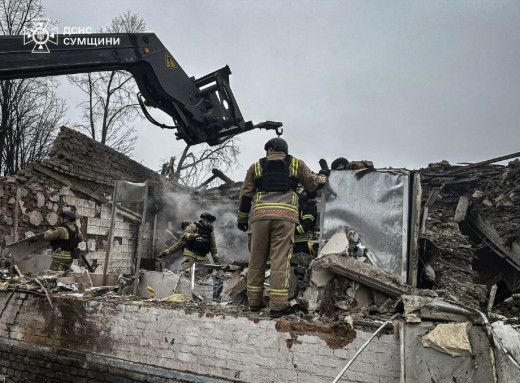 Рятувальники ДСНС деблокували тіла двох загиблих жінок після авіаудару росією по магазину на Сумщині фото