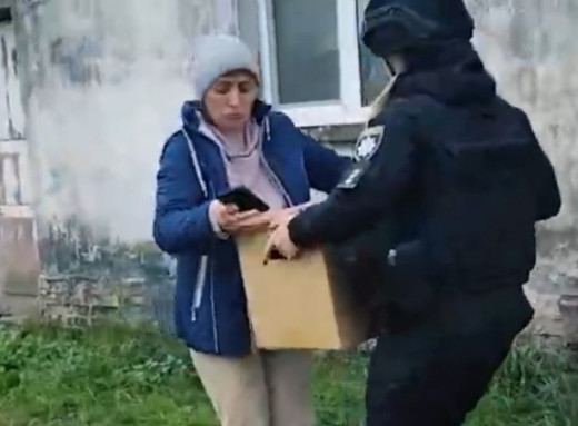 Поліцейські «Білі янголи» терміново евакуювали жінок та дитину з Глухівщини фото Поліцейські «Білі янголи» терміново евакуювали жінок та дитину з Глухівщини фото