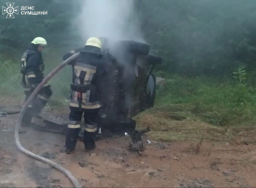 На Сумщині рятувальники двічі за добу загасили палаючі автівки фото