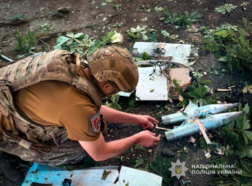 У Сумах вибухотехніки поліції знешкодили збитий безпілотник із двома бойовими частинами фото