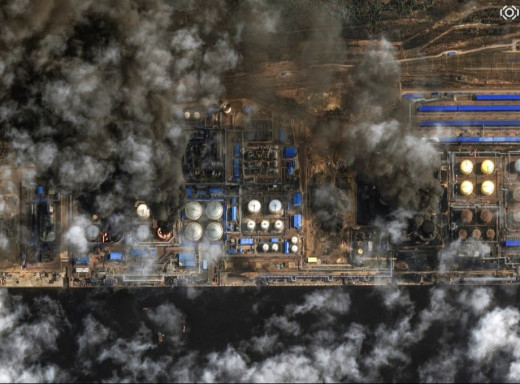 У російському порту Усть-Луга після ударів продовжують горіти нафтові резервуари фото